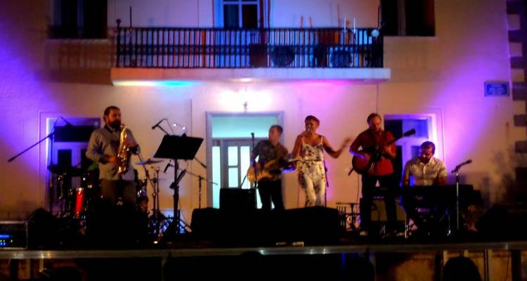 &Eta; &Pi;έ&nu;&nu;&upsilon; &Mu;&pi;&alpha;&lambda;&tau;&alpha;&tau;&zeta;ή &tau;&alpha;&xi;ί&delta;&epsilon;&psi;&epsilon; &tau;&omicron; &kappa;&omicron;&iota;&nu;ό &tau;&eta;&sigmaf; &Lambda;ή&mu;&nu;&omicron;&upsilon; &sigma;&epsilon; &mu;&iota;&alpha; ά&lambda;&lambda;&eta; &epsilon;&pi;&omicron;&chi;ή (photos)