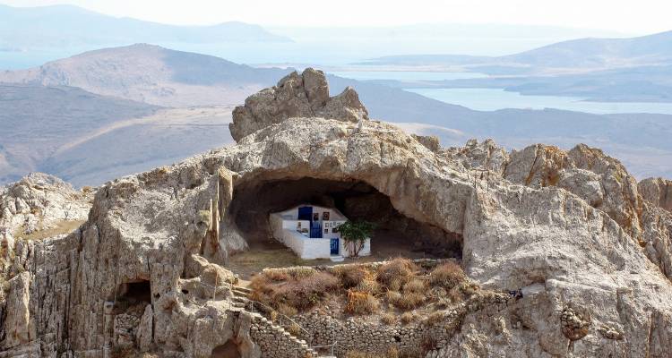 Σε ελληνικό νησί βρίσκεται η πιο περίεργη εκκλησία του κόσμου! (photos)