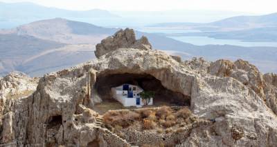 Σε ελληνικό νησί βρίσκεται η πιο περίεργη εκκλησία του κόσμου! (photos)