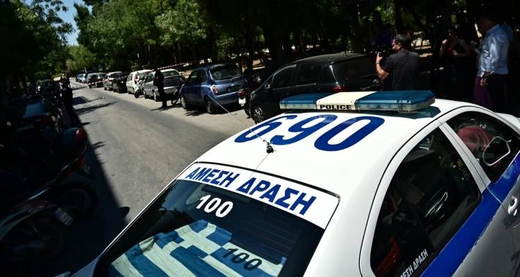 &Kappa;&omicron;&lambda;&omega;&nu;ό&sigmaf;: &Pi;&omicron;&iota;&omicron;&sigmaf; &pi;&upsilon;&rho;&omicron;&beta;ό&lambda;&eta;&sigma;&epsilon; &tau;&omicron;&nu; 48&chi;&rho;&omicron;&nu;&omicron; &sigma;&tau;&eta;&nu; &kappa;&alpha;&phi;&epsilon;&tau;έ&rho;&iota;&alpha; -&Tau;&alpha; &sigma;&epsilon;&nu;ά&rho;&iota;&alpha; &pi;&omicron;&upsilon; &epsilon;&xi;&epsilon;&tau;ά&zeta;&omicron;&upsilon;&nu; &omicron;&iota; &Alpha;&rho;&chi;έ&sigmaf;, &tau;&omicron; &theta;ύ&mu;&alpha; &kappa;&alpha;&tau;&omicron;&nu;ό&mu;&alpha;&sigma;&epsilon; &tau;&omicron;&nu; &delta;&rho;ά&sigma;&tau;&eta;