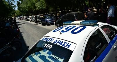 &Kappa;&omicron;&lambda;&omega;&nu;ό&sigmaf;: &Pi;&omicron;&iota;&omicron;&sigmaf; &pi;&upsilon;&rho;&omicron;&beta;ό&lambda;&eta;&sigma;&epsilon; &tau;&omicron;&nu; 48&chi;&rho;&omicron;&nu;&omicron; &sigma;&tau;&eta;&nu; &kappa;&alpha;&phi;&epsilon;&tau;έ&rho;&iota;&alpha; -&Tau;&alpha; &sigma;&epsilon;&nu;ά&rho;&iota;&alpha; &pi;&omicron;&upsilon; &epsilon;&xi;&epsilon;&tau;ά&zeta;&omicron;&upsilon;&nu; &omicron;&iota; &Alpha;&rho;&chi;έ&sigmaf;, &tau;&omicron; &theta;ύ&mu;&alpha; &kappa;&alpha;&tau;&omicron;&nu;ό&mu;&alpha;&sigma;&epsilon; &tau;&omicron;&nu; &delta;&rho;ά&sigma;&tau;&eta;