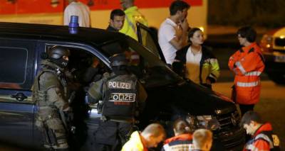 &Epsilon;&pi;ί&theta;&epsilon;&sigma;&eta; &sigma;&tau;&omicron; &Mu;ό&nu;&alpha;&chi;&omicron;: 10 &nu;&epsilon;&kappa;&rho;&omicron;ί | 18&chi;&rho;&omicron;&nu;&omicron;&sigmaf;, &gamma;&epsilon;&rho;&mu;&alpha;&nu;&omicron;-&iota;&rho;&alpha;&nu;ό&sigmaf; &omicron; &delta;&rho;ά&sigma;&tau;&eta;&sigmaf;