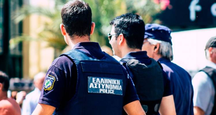 «Kanesex»: Τα μηνύματα που βρέθηκαν στο κινητό του αστυνομικού που συνελήφθη για εμπορία ανθρώπων