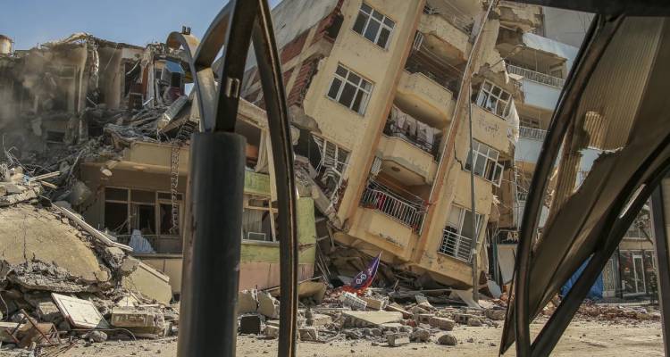 &Sigma;&epsilon;&iota;&sigma;&mu;ό&sigmaf; &sigma;&tau;&eta;&nu; &Tau;&omicron;&upsilon;&rho;&kappa;ί&alpha;: &Tau;&omicron;&upsilon;&sigmaf; 43.556 έ&phi;&tau;&alpha;&sigma;&alpha;&nu; &omicron;&iota; &nu;&epsilon;&kappa;&rho;&omicron;ί -&Epsilon;&chi;&omicron;&upsilon;&nu; &sigma;&eta;&mu;&epsilon;&iota;&omega;&theta;&epsilon;ί 7.930 &mu;&epsilon;&tau;&alpha;&sigma;&epsilon;&iota;&sigma;&mu;&omicron;ί