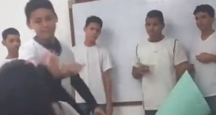 &Beta;&rho;&alpha;&zeta;&iota;&lambda;ί&alpha;: &Mu;&alpha;&theta;&eta;&tau;ή&sigmaf; &kappa;ά&rho;&phi;&omega;&sigma;&epsilon; &sigma;&tau;&omicron; &pi;&rho;ό&sigma;&omega;&pi;&omicron; &mu;&epsilon; &sigma;&tau;&upsilon;&lambda;ό &sigma;&upsilon;&mu;&mu;&alpha;&theta;ή&tau;&rho;&iota;ά &tau;&omicron;&upsilon; &epsilon;&pi;&epsilon;&iota;&delta;ή &tau;&omicron;&nu; &kappa;&omicron;&rho;ό&iota;&delta;&epsilon;&psi;&epsilon; [&sigma;&kappa;&lambda;&eta;&rho;ό &beta;ί&nu;&tau;&epsilon;&omicron;]