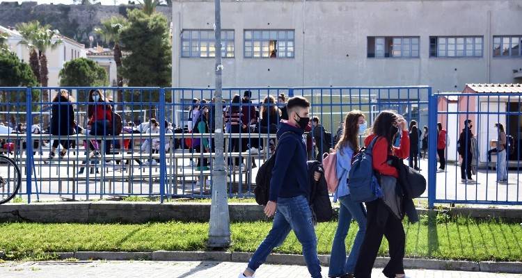 Επιστροφή στα θρανία για τους μαθητές Λυκείου | Άνοιγμα με self test, 408 βρέθηκαν θετικοί