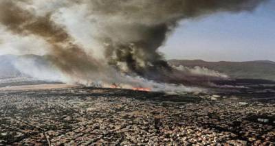 &laquo;&Mu;&alpha;&kappa;ά&rho;&iota; &nu;&alpha; &mu;&eta;&nu; &epsilon;ί&chi;&epsilon; &chi;&rho;&epsilon;&iota;&alpha;&sigma;&tau;&epsilon;ί &nu;&alpha; &tau;&rho;&alpha;&beta;ή&xi;&omega;&raquo;: &Omicron; &Lambda;&eta;&mu;&nu;&iota;ό&sigmaf;  &phi;&omega;&tau;&omicron;&gamma;&rho;ά&phi;&omicron;&sigmaf; &Kappa;&omicron;&sigma;&mu;ά&sigmaf; &Kappa;&omicron;&upsilon;&mu;&iota;&alpha;&nu;ό&sigmaf; &pi;ί&sigma;&omega; &alpha;&pi;ό &tau;&eta; &sigma;&upsilon;&gamma;&kappa;&lambda;&omicron;&nu;&iota;&sigma;&tau;&iota;&kappa;ή &lambda;ή&psi;&eta; &tau;&eta;&sigmaf; &phi;&omega;&tau;&iota;ά&sigmaf; &tau;&eta;&sigmaf; &Beta;&alpha;&rho;&upsilon;&mu;&pi;ό&mu;&pi;&eta;&sigmaf;