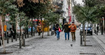 Lockdown: &laquo;&Mu;έ&nu;&omicron;&upsilon;&mu;&epsilon; &mu;έ&sigma;&alpha;&raquo; &kappa;&alpha;&iota; &tau;&iota;&sigmaf; &pi;&rho;ώ&tau;&epsilon;&sigmaf; &epsilon;&beta;&delta;&omicron;&mu;ά&delta;&epsilon;&sigmaf; &tau;&omicron;&upsilon; &Mu;&alpha;&rho;&tau;ί&omicron;&upsilon; - Έ&rho;&chi;&epsilon;&tau;&alpha;&iota; &nu;έ&omicron; &pi;&alpha;&kappa;έ&tau;&omicron; &mu;έ&tau;&rho;&omega;&nu;