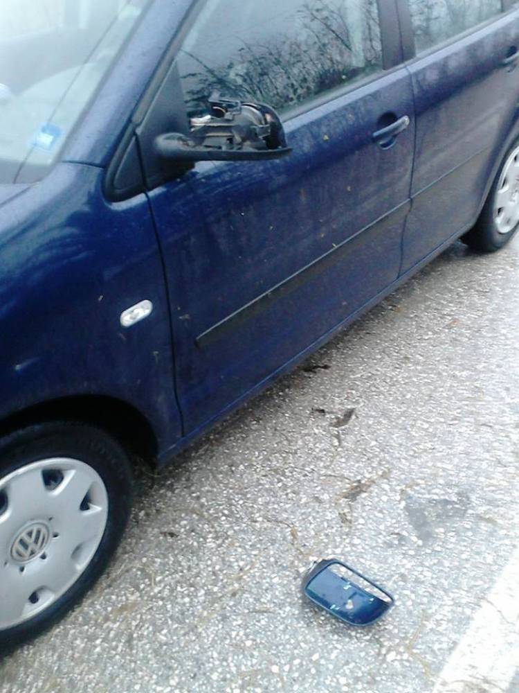 Κορμός δέντρου στην Ατσική έπεσε πάνω σε κινούμενο ΙΧ