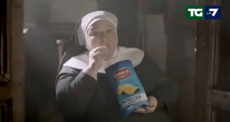 &Iota;&tau;&alpha;&lambda;ί&alpha;: &Sigma;ά&lambda;&omicron;&sigmaf; &alpha;&pi;ό &tau;&eta; &delta;&iota;&alpha;&phi;ή&mu;&iota;&sigma;&eta; &mu;&epsilon; &mu;&omicron;&nu;&alpha;&chi;έ&sigmaf; &nu;&alpha; &tau;&rho;ώ&nu;&epsilon; &pi;&alpha;&tau;&alpha;&tau;ά&kappa;&iota;&alpha; &alpha;&nu;&tau;ί &gamma;&iota;&alpha; ό&sigma;&tau;&iota;&alpha; - &laquo;&Epsilon;ί&nu;&alpha;&iota; &beta;&lambda;ά&sigma;&phi;&eta;&mu;&eta;&raquo;