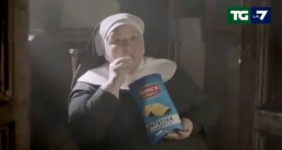 &Iota;&tau;&alpha;&lambda;ί&alpha;: &Sigma;ά&lambda;&omicron;&sigmaf; &alpha;&pi;ό &tau;&eta; &delta;&iota;&alpha;&phi;ή&mu;&iota;&sigma;&eta; &mu;&epsilon; &mu;&omicron;&nu;&alpha;&chi;έ&sigmaf; &nu;&alpha; &tau;&rho;ώ&nu;&epsilon; &pi;&alpha;&tau;&alpha;&tau;ά&kappa;&iota;&alpha; &alpha;&nu;&tau;ί &gamma;&iota;&alpha; ό&sigma;&tau;&iota;&alpha; - &laquo;&Epsilon;ί&nu;&alpha;&iota; &beta;&lambda;ά&sigma;&phi;&eta;&mu;&eta;&raquo;