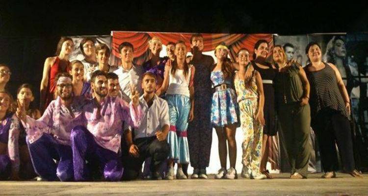 Εντυπωσίασε το κοινό η παράσταση «Θέλω να χορεύω» της Νεανικής Θεατρικής Σκηνής Ατσικής (photos)