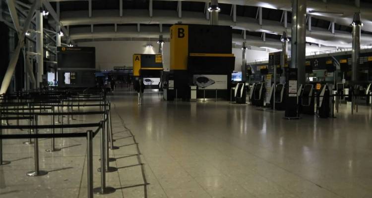 Απίστευτες εικόνες από το εντελώς άδειο Χίθροου: Σβηστά φώτα, έρημα πάρκινγκ | Πόσο θα κοστίσει το 24ωρο lockdown