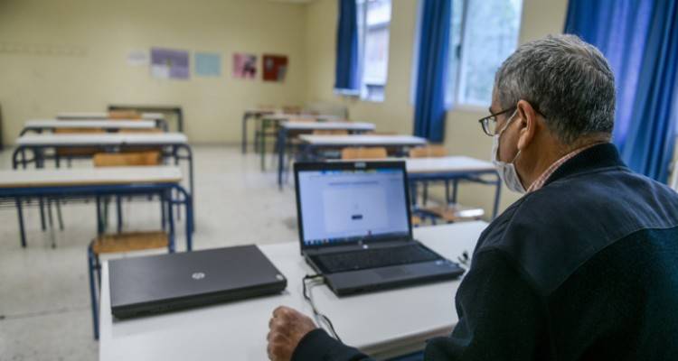 35.000 τμήματα κάνουν τηλεκπαίδευση από το πρωί | Αγωνία αν θα φορτώσει αργότερα το σύστημα