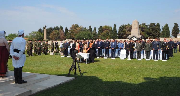 &Lambda;ή&mu;&nu;&omicron;&sigmaf; - ANZAC: &Epsilon;&pi;&iota;&mu;&nu;&eta;&mu;ό&sigma;&upsilon;&nu;&eta; &delta;έ&eta;&sigma;&eta; &alpha;ύ&rho;&iota;&omicron; &sigma;&tau;&omicron; &Sigma;&upsilon;&mu;&mu;&alpha;&chi;&iota;&kappa;ό &Kappa;&omicron;&iota;&mu;&eta;&tau;ή&rho;&iota;&omicron; &tau;&omicron;&upsilon; &Mu;&omicron;ύ&delta;&rho;&omicron;&upsilon;