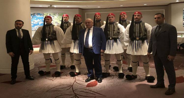 &Pi;&alpha;&nu;&tau;&epsilon;&lambda;ή&sigmaf; &Mu;&pi;&omicron;ύ&mu;&pi;&omicron;&upsilon;&rho;&alpha;&sigmaf;: &Mu;έ&gamma;&alpha;&sigmaf; &Tau;&epsilon;&lambda;&epsilon;&tau;ά&rho;&chi;&eta;&sigmaf; &tau;&eta;&sigmaf; &pi;&alpha;&rho;έ&lambda;&alpha;&sigma;&eta;&sigmaf; &tau;&eta;&sigmaf; &Nu;έ&alpha;&sigmaf; &Upsilon;ό&rho;&kappa;&eta;&sigmaf;