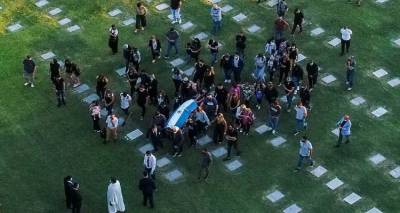 Ντιέγκο Μαραντόνα: Δίπλα στους γονείς του αναπαύεται ο θρύλος του ποδοσφαίρου | Θρήνος σε Αργεντινή και Νάπολη