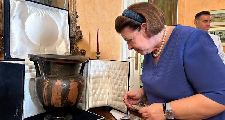 Επαναπατρίζεται αττικός κρατήρας του 5ου αι. π.Χ. - Ήταν δώρο του Αλ. Παπάγου στον Ιταλό πρωθυπουργός De Gasperi