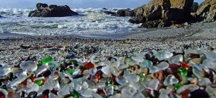 Οι 10 πιο παράξενες παραλίες του κόσμου: Κρυμμένες στη μέση ενός βουνού, σε ένα... λιβάδι, με πράσινη άμμο ή χρωμματιστά γυαλάκια [εικόνες]