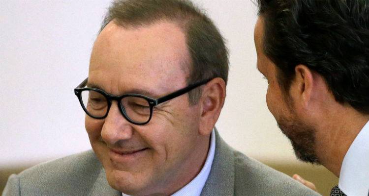 Χαμογελά ξανά ο Κέβιν Σπέισι | Αποσύρθηκαν οι κατηγορίες για σεξουαλική παρενόχληση