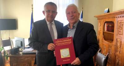 &Sigma;&upsilon;&nu;&alpha;&nu;&tau;ή&sigma;&epsilon;&iota;&sigmaf; &Mu;&omicron;&upsilon;&tau;&zeta;&omicron;ύ&rho;&eta; &mu;&epsilon; &tau;&omicron;&nu; &Gamma;&epsilon;&nu;&iota;&kappa;ό &Pi;&rho;ό&xi;&epsilon;&nu;&omicron; &tau;&eta;&sigmaf; &Tau;&omicron;&upsilon;&rho;&kappa;ί&alpha;&sigmaf; &kappa;&alpha;&iota; &tau;&omicron;&nu; &Alpha;&kappa;ό&lambda;&omicron;&upsilon;&theta;&omicron; &Pi;&omicron;&lambda;&iota;&tau;&iota;&sigma;&mu;&omicron;ύ &sigma;&tau;&eta;&nu; &Pi;&rho;&epsilon;&sigma;&beta;&epsilon;ί&alpha; &tau;&eta;&sigmaf; &Gamma;&alpha;&lambda;&lambda;ί&alpha;&sigmaf;