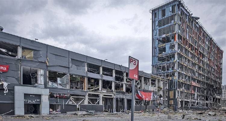 &Pi;ό&lambda;&epsilon;&mu;&omicron;&sigmaf; &sigma;&tau;&eta;&nu; &Omicron;&upsilon;&kappa;&rho;&alpha;&nu;ί&alpha;: &Sigma;&tau;&omicron; &Nu;&tau;&omicron;&nu;&mu;&pi;ά&sigmaf; &sigma;&tau;&rho;έ&phi;&omicron;&nu;&tau;&alpha;&iota; &omicron;&iota; &rho;&omega;&sigma;&iota;&kappa;έ&sigmaf; &delta;&upsilon;&nu;ά&mu;&epsilon;&iota;&sigmaf; &epsilon;&nu;ώ &kappa;&omicron;&rho;&upsilon;&phi;ώ&nu;&epsilon;&tau;&alpha;&iota; &tau;&omicron; &laquo;&mu;&pi;&rho;&alpha; &nu;&tau;&epsilon; &phi;&epsilon;&rho;&raquo; &Delta;ύ&sigma;&eta;&sigmaf;-&Mu;ό&sigma;&chi;&alpha;&sigmaf;