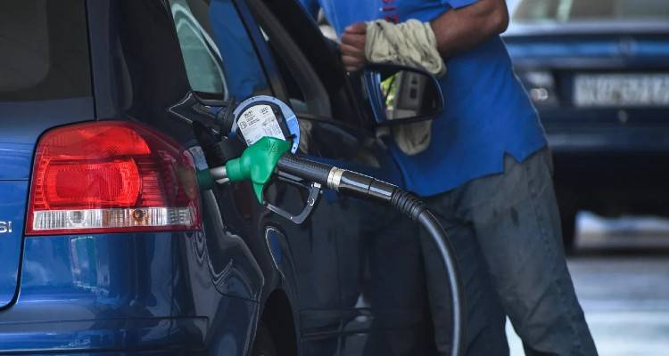 Ανεβαίνει η τιμή της αμόλυβδης, φλερτάρει με τα 2 ευρώ σε κάποιες περιοχές -Γιατί εκτοξεύτηκε