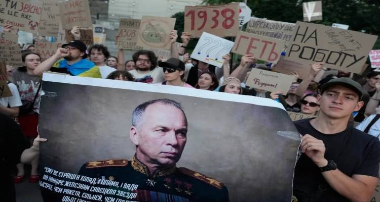 &Rho;&alpha;&gamma;&delta;&alpha;ί&epsilon;&sigmaf; &epsilon;&xi;&epsilon;&lambda;ί&xi;&epsilon;&iota;&sigmaf; &sigma;&tau;&eta;&nu; &Omicron;&upsilon;&kappa;&rho;&alpha;&nu;ί&alpha;: &Gamma;&iota;&alpha;&tau;ί &omicron; &Zeta;&epsilon;&lambda;έ&nu;&sigma;&kappa;&iota; &laquo;&xi;ή&lambda;&omega;&sigma;&epsilon;&raquo; &tau;&omicron;&nu; &alpha;&rho;&chi;&eta;&gamma;ό &tau;&omega;&nu; &Epsilon;&nu;ό&pi;&lambda;&omega;&nu; &Delta;&upsilon;&nu;ά&mu;&epsilon;&omega;&nu;