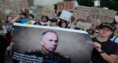 &Rho;&alpha;&gamma;&delta;&alpha;ί&epsilon;&sigmaf; &epsilon;&xi;&epsilon;&lambda;ί&xi;&epsilon;&iota;&sigmaf; &sigma;&tau;&eta;&nu; &Omicron;&upsilon;&kappa;&rho;&alpha;&nu;ί&alpha;: &Gamma;&iota;&alpha;&tau;ί &omicron; &Zeta;&epsilon;&lambda;έ&nu;&sigma;&kappa;&iota; &laquo;&xi;ή&lambda;&omega;&sigma;&epsilon;&raquo; &tau;&omicron;&nu; &alpha;&rho;&chi;&eta;&gamma;ό &tau;&omega;&nu; &Epsilon;&nu;ό&pi;&lambda;&omega;&nu; &Delta;&upsilon;&nu;ά&mu;&epsilon;&omega;&nu;