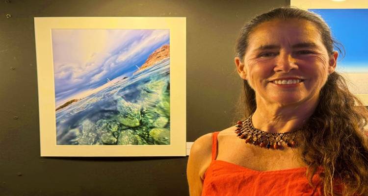 Claudia Sherwood-Servidio: Έ&nu;&alpha; ό&rho;&alpha;&mu;&alpha; &gamma;&iota;&alpha; &tau;&eta; &theta;&alpha;&lambda;ά&sigma;&sigma;&iota;&alpha; &beta;&iota;&omicron;&pi;&omicron;&iota;&kappa;&iota;&lambda;ό&tau;&eta;&tau;&alpha; &tau;&eta;&sigmaf; &Lambda;ή&mu;&nu;&omicron;&upsilon;