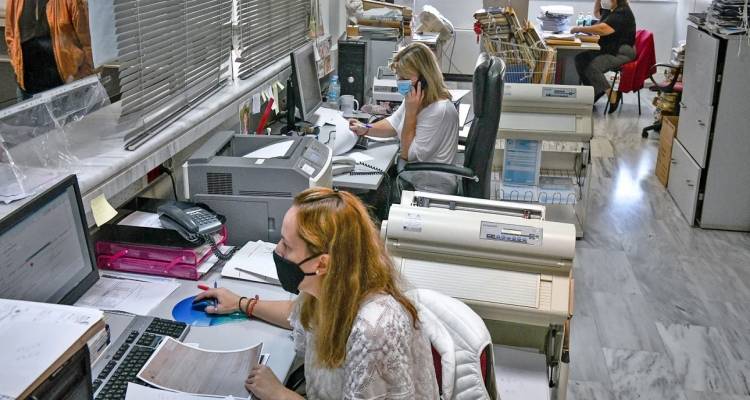 &Delta;&eta;&mu;ό&sigma;&iota;&omicron;&iota; &upsilon;&pi;ά&lambda;&lambda;&eta;&lambda;&omicron;&iota;: &Eta; &laquo;&alpha;&kappa;&tau;&iota;&nu;&omicron;&gamma;&rho;&alpha;&phi;ί&alpha;&raquo; &tau;&eta;&sigmaf; &alpha;&xi;&iota;&omicron;&lambda;ό&gamma;&eta;&sigma;ή&sigmaf; &tau;&omicron;&upsilon;&sigmaf; -&Pi;&omicron;&iota;&omicron;&iota; &epsilon;ί&nu;&alpha;&iota; &laquo;&pi;&rho;&omega;&tau;&alpha;&theta;&lambda;&eta;&tau;έ&sigmaf;&raquo; &sigma;&epsilon; &epsilon;&pi;ί&tau;&epsilon;&upsilon;&xi;&eta; &sigma;&tau;ό&chi;&omega;&nu;