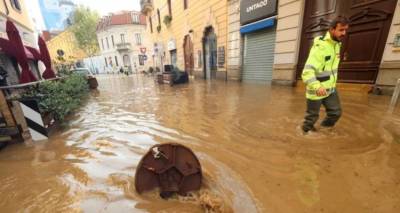 &laquo;&Mu;&eta; &beta;&gamma;&epsilon;ί&tau;&epsilon; έ&xi;&omega; &alpha;&pi;ό&psi;&epsilon; &tau;&omicron; &beta;&rho;ά&delta;&upsilon;&raquo;: &Eta; &kappa;&alpha;&kappa;&omicron;&kappa;&alpha;&iota;&rho;ί&alpha; Ciaran &pi;ά&epsilon;&iota; &pi;&rho;&omicron;&sigmaf; &Gamma;&alpha;&lambda;&lambda;ί&alpha;-&Beta;&rho;&epsilon;&tau;&alpha;&nu;ί&alpha; | &laquo;&Beta;&omicron;ύ&lambda;&iota;&alpha;&xi;&epsilon;&raquo; &eta; &Iota;&tau;&alpha;&lambda;ί&alpha; [&beta;ί&nu;&tau;&epsilon;&omicron;]