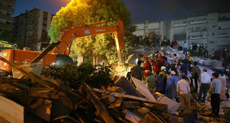 Σμύρνη: Μάχη με τον χρόνο για να ανασύρουν τους εγκλωβισμένους από τον μεγάλο σεισμό