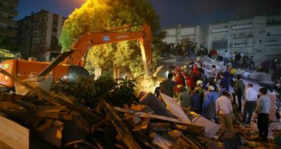 Σμύρνη: Μάχη με τον χρόνο για να ανασύρουν τους εγκλωβισμένους από τον μεγάλο σεισμό