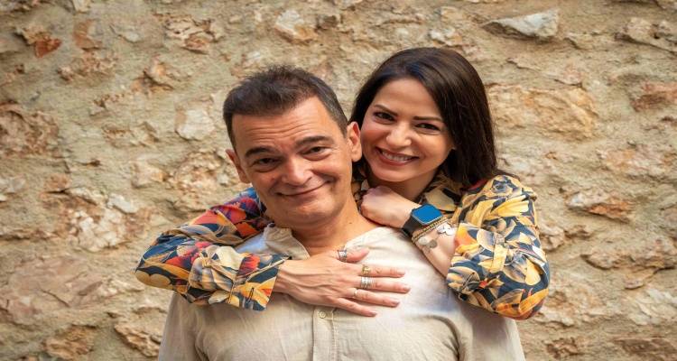 &laquo;Check in &gamma;&iota;&alpha; 2&raquo;: &Eta; &xi;&epsilon;&kappa;&alpha;&rho;&delta;&iota;&sigma;&tau;&iota;&kappa;ή &kappa;&omega;&mu;&omega;&delta;ί&alpha; &tau;&omicron;&upsilon; &Mu;ά&kappa;&eta; &Tau;&sigma;&omicron;ύ&phi;&eta; έ&rho;&chi;&epsilon;&tau;&alpha;&iota; &sigma;&tau;&eta; &Lambda;ή&mu;&nu;&omicron; &mu;&epsilon; &tau;&omicron;&upsilon;&sigmaf; &Iota;&omega;ά&nu;&nu;&alpha; &Pi;&eta;&lambda;&iota;&chi;&omicron;ύ &kappa;&alpha;&iota; &Kappa;&omega;&nu;&sigma;&tau;&alpha;&nu;&tau;ί&nu;&omicron; &Kappa;&alpha;&zeta;ά&kappa;&omicron;