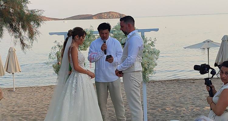 &Lambda;ή&mu;&nu;&omicron;&sigmaf;: &Omicron; &Gamma;&iota;ώ&rho;&gamma;&omicron;&sigmaf; &kappa;&alpha;&iota; &eta; Jess έ&nu;&omega;&sigma;&alpha;&nu; &tau;&iota;&sigmaf; &zeta;&omega;έ&sigmaf; &tau;&omicron;&upsilon;&sigmaf; &sigma; έ&nu;&alpha;&nu; &delta;&iota;&alpha;&phi;&omicron;&rho;&epsilon;&tau;&iota;&kappa;ό &gamma;ά&mu;&omicron; &sigma;&tau;&omicron; Sabbia