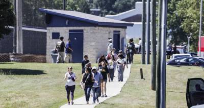 &Tau;&zeta;ό&rho;&tau;&zeta;&iota;&alpha;: &Omicron; 14&chi;&rho;&omicron;&nu;&omicron;&sigmaf; &pi;&omicron;&upsilon; &sigma;&kappa;ό&tau;&omega;&sigma;&epsilon; 4 &mu;&alpha;&theta;&eta;&tau;έ&sigmaf; &kappa;&alpha;&iota; &kappa;&alpha;&theta;&eta;&gamma;&eta;&tau;έ&sigmaf; &epsilon;ί&chi;&epsilon; &epsilon;&rho;&epsilon;&upsilon;&nu;&eta;&theta;&epsilon;ί &alpha;&pi;ό &tau;&omicron; FBI &gamma;&iota;&alpha; &alpha;&pi;&epsilon;&iota;&lambda;έ&sigmaf; &mu;&alpha;&kappa;&epsilon;&lambda;&epsilon;&iota;&omicron;ύ &sigma;&epsilon; &sigma;&chi;&omicron;&lambda;&epsilon;ί&omicron;