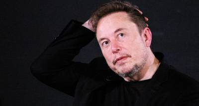 Έ&lambda;&omicron;&nu; &Mu;&alpha;&sigma;&kappa; &gamma;&iota;&alpha; &mu;&epsilon;&tau;ά&nu;&alpha;&sigma;&tau;&epsilon;&sigmaf;: &laquo;&Sigma;ύ&nu;&tau;&omicron;&mu;&alpha; &theta;&alpha; έ&rho;&theta;&omicron;&upsilon;&nu; &gamma;&iota;&alpha; &tau;&alpha; &sigma;&pi;ί&tau;&iota;&alpha; &sigma;&alpha;&sigmaf;&raquo;