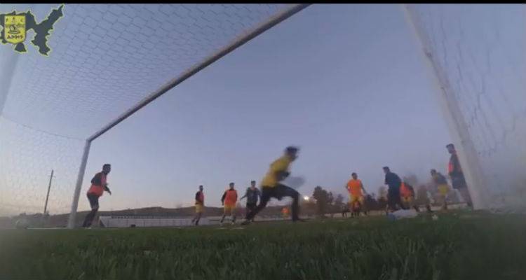 &Omicron;&iota; &pi;&alpha;ί&kappa;&tau;&epsilon;&sigmaf; &tau;&omicron;&upsilon; Ά&rho;&eta; &Mu;&omicron;ύ&delta;&rho;&omicron;&upsilon; &epsilon;&kappa;&tau;&epsilon;&lambda;&omicron;ύ&nu; &pi;έ&nu;&alpha;&lambda;&tau;&iota; &mu;&epsilon; έ&nu;&alpha; &epsilon;&upsilon;&phi;ά&nu;&tau;&alpha;&sigma;&tau;&omicron; &tau;&rho;ό&pi;&omicron; (video)