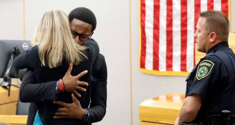 Συγκλονιστική σκηνή: Αδερφός θύματος αγκαλιάζει την δολοφόνο του στο Τέξας, συγχωρώντας την για το έγκλημα [βίντεο]