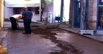 Χείμαρρος λάσπης στην αγορά της Μύρινας μετά τη χθεσινή νεροποντή (photos)