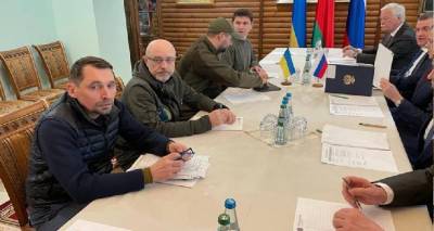 &Omicron;&upsilon;&kappa;&rho;&alpha;&nu;ί&alpha;: Έ&lambda;&eta;&xi;&epsilon; &omicron; &delta;&epsilon;ύ&tau;&epsilon;&rho;&omicron;&sigmaf; &gamma;ύ&rho;&omicron;&sigmaf; &delta;&iota;&alpha;&pi;&rho;&alpha;&gamma;&mu;&alpha;&tau;&epsilon;ύ&sigma;&epsilon;&omega;&nu; | &Omicron; &pi;ό&lambda;&epsilon;&mu;&omicron;&sigmaf; &sigma;&upsilon;&nu;&epsilon;&chi;ί&zeta;&epsilon;&tau;&alpha;&iota;, &sigma;&upsilon;&mu;&phi;&omega;&nu;ί&alpha; &mu;ό&nu;&omicron; &sigma;&tau;&iota;&sigmaf; &delta;&iota;ό&delta;&omicron;&upsilon;&sigmaf; &gamma;&iota;&alpha; &tau;&omicron;&upsilon;&sigmaf; &alpha;&mu;ά&chi;&omicron;&upsilon;&sigmaf;