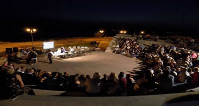 &laquo;&Lambda;ή&mu;&nu;&omicron;&sigmaf; &kappa;&iota; &Mu;&epsilon;&tau;&alpha;&nu;ά&sigma;&tau;&epsilon;&upsilon;&sigma;&eta;&raquo;: &Mu;&iota;&alpha; ό&mu;&omicron;&rho;&phi;&eta; &epsilon;&kappa;&delta;ή&lambda;&omega;&sigma;&eta; &sigma;&tau;&omicron; &theta;έ&alpha;&tau;&rho;&omicron; &tau;&omicron;&upsilon; &Mu;&omicron;ύ&delta;&rho;&omicron;&upsilon;