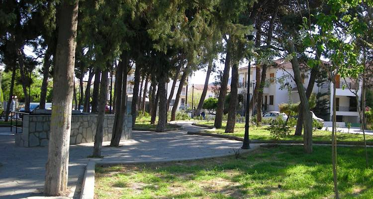 Η Ομάδα Εθελοντών Μύρινας πρασινίζει και καλλωπίζει το Πάρκο Ανδρωνίου