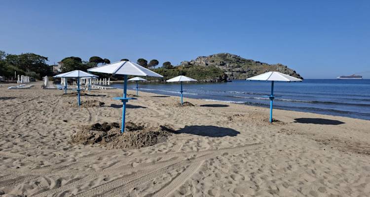 Λήμνος: Ξεκίνησε η τοποθέτηση δημοτικών ομπρελών σε παραλίες του νησιού