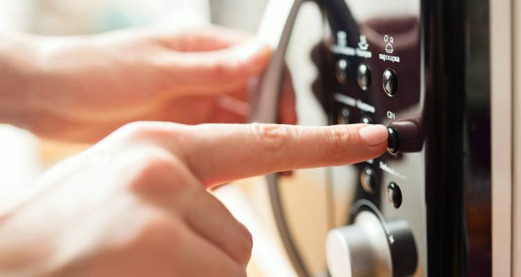 Το λάθος που κάνεις όταν ζεσταίνεις το φαγητό της προηγούμενης ημέρας στο φούρνο μικροκυμάτων