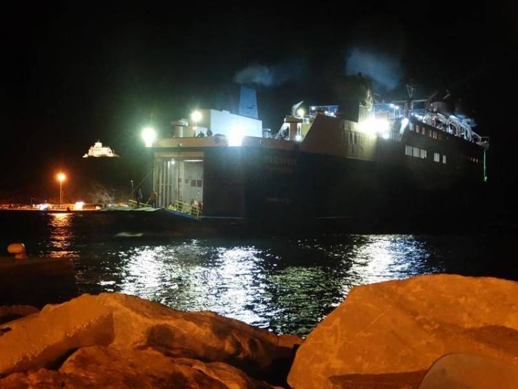 &laquo;Έ&delta;&epsilon;&sigma;&epsilon;&raquo; &tau;&epsilon;&lambda;&iota;&kappa;ά &sigma;&tau;&omicron; &pi;&alpha;&lambda;&iota;ό &lambda;&iota;&mu;ά&nu;&iota; &tau;&eta;&sigmaf; &Mu;ύ&rho;&iota;&nu;&alpha;&sigmaf; &mu;&epsilon;&tau;ά &alpha;&pi;ό &pi;&rho;&omicron;&sigma;&pi;ά&theta;&epsilon;&iota;&epsilon;&sigmaf; &tau;&omicron; &pi;&lambda;&omicron;ί&omicron; &Tau;&alpha;&xi;&iota;ά&rho;&chi;&eta;&sigmaf;