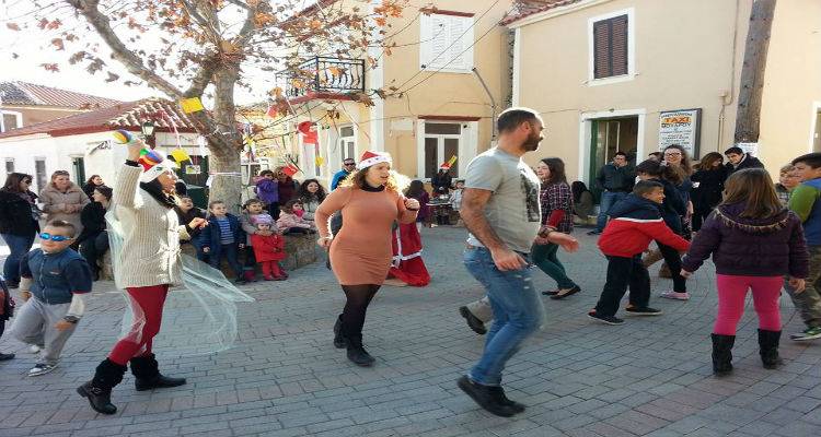 &Mu;&epsilon; &kappa;έ&phi;&iota; &kappa;&alpha;&iota; &chi;&alpha;&rho;ά &pi;&rho;&alpha;&gamma;&mu;&alpha;&tau;&omicron;&pi;&omicron;&iota;ή&theta;&eta;&kappa;&epsilon; &sigma;&tau;&omicron;&nu; &Mu;&omicron;ύ&delta;&rho;&omicron; &omicron; &sigma;&tau;&omicron;&lambda;&iota;&sigma;&mu;ό&sigmaf; &tau;&omicron;&upsilon; &laquo;&Delta;έ&nu;&tau;&rho;&omicron;&upsilon; &tau;&eta;&sigmaf; &Alpha;&gamma;ά&pi;&eta;&sigmaf;&raquo; (photos)