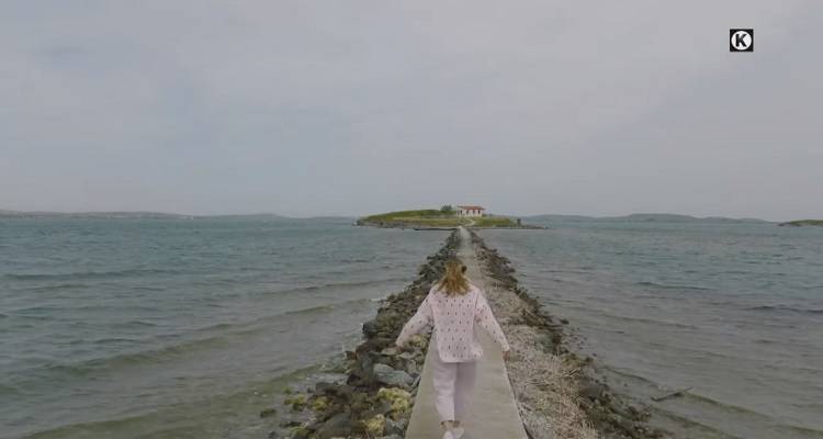 &laquo;&Lambda;ή&mu;&nu;&omicron;&sigmaf;... &omicron; &pi;&alpha;&rho;ά&delta;&epsilon;&iota;&sigma;&omicron;&sigmaf; &tau;&omicron;&upsilon; &Epsilon;&upsilon; &Zeta;&eta;&nu;&raquo;