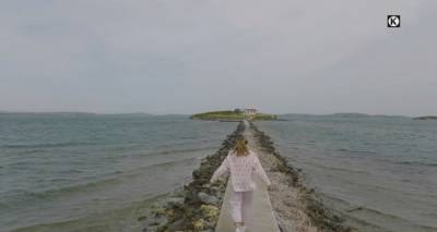 &laquo;&Lambda;ή&mu;&nu;&omicron;&sigmaf;... &omicron; &pi;&alpha;&rho;ά&delta;&epsilon;&iota;&sigma;&omicron;&sigmaf; &tau;&omicron;&upsilon; &Epsilon;&upsilon; &Zeta;&eta;&nu;&raquo;